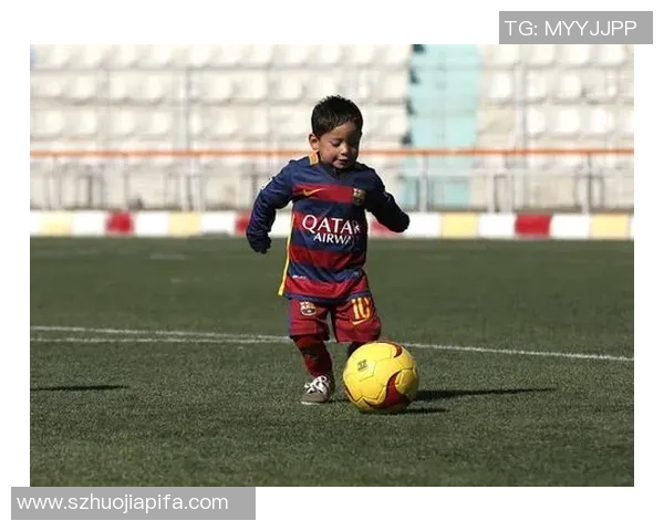 足球场上小球迷与球星共谱梦想篇章激励年轻一代追逐足球梦想